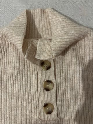 Jersey Kiabi cuello alto botones beige