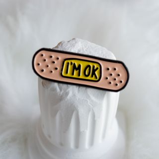 Pin I'm ok. Ideal para mochilas y ropa.
