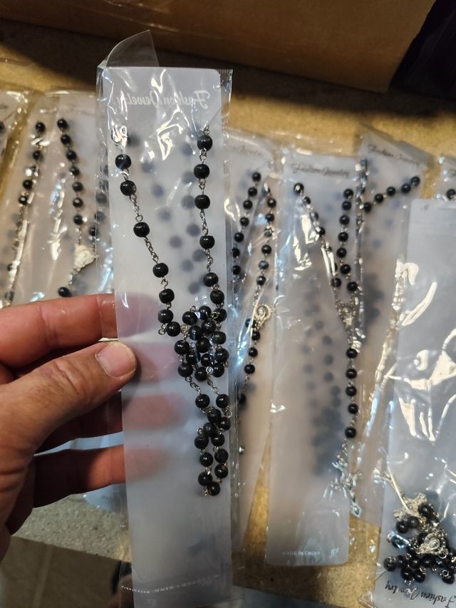 Lote de rosarios negros y plateados