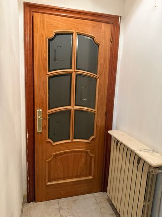 Puerta de madera con cristal