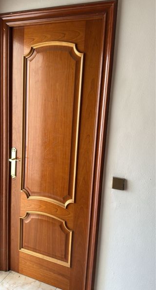 Puerta de madera con cristal