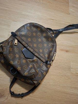 Mochila marrón con estampado