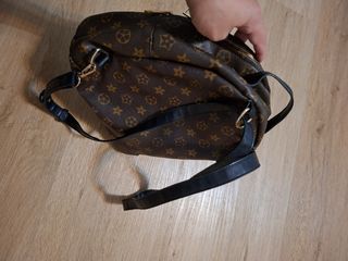 Mochila marrón con estampado
