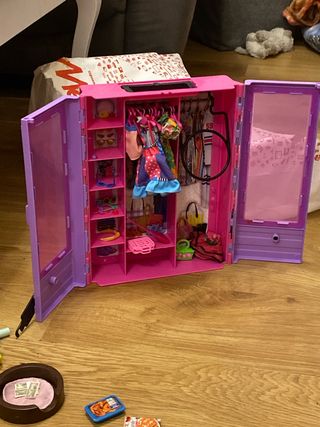 Armario Barbie con ropa y accesorios