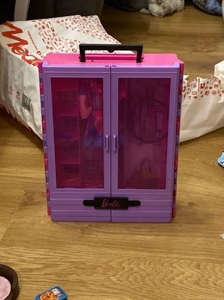 Armario Barbie con ropa y accesorios