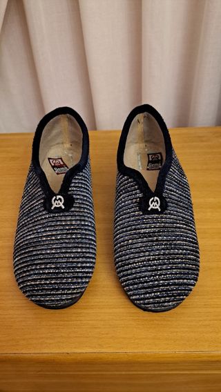Zapatillas de casa azul y beige