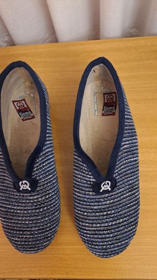 Zapatillas de casa azul y beige