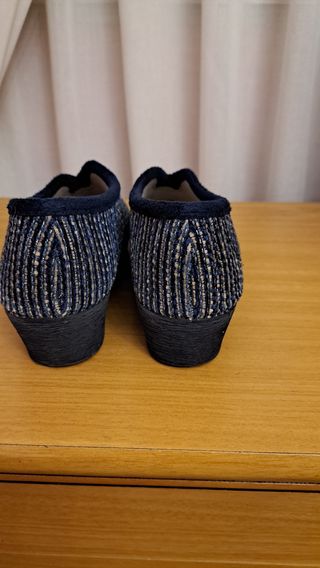Zapatillas de casa azul y beige