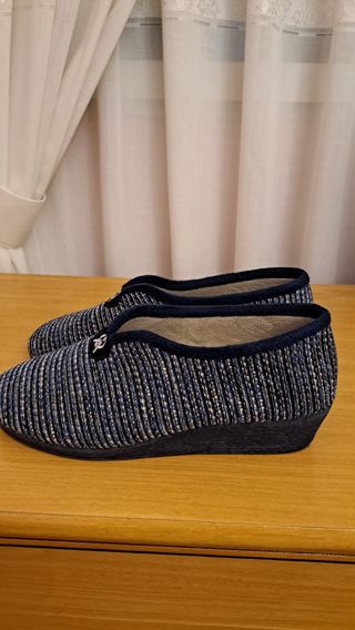 Zapatillas de casa azul y beige