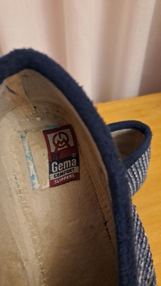 Zapatillas de casa azul y beige