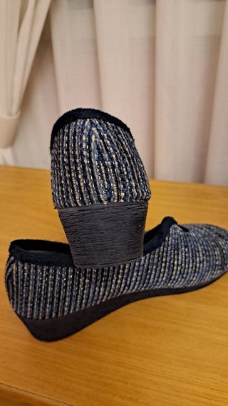 Zapatillas de casa azul y beige