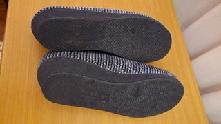 Zapatillas de casa azul y beige