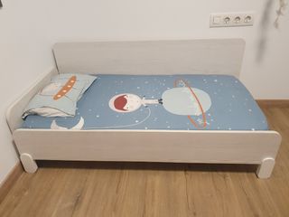 Cama infantil con barrera protectora.  140 x 70