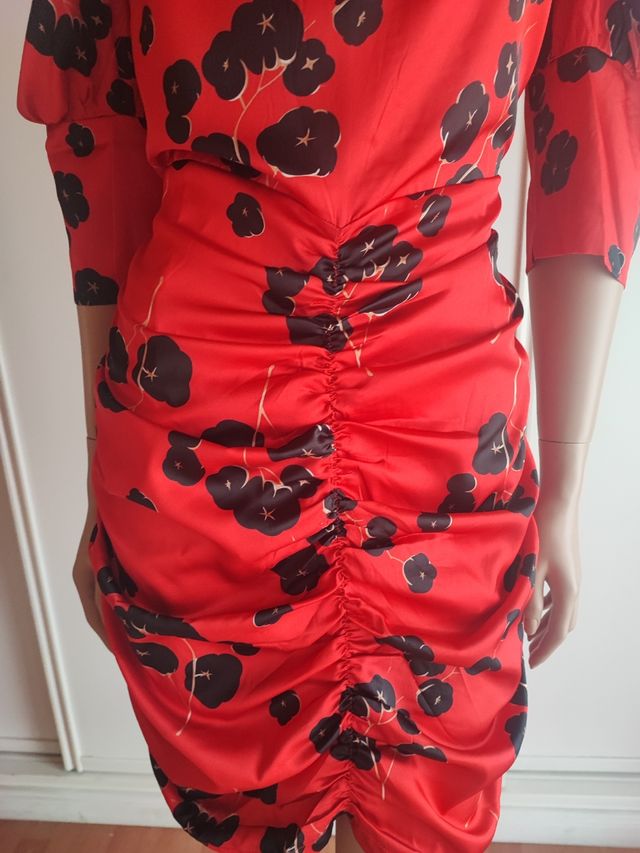 VESTIDO Minueto Rojo con Estampado Floral Negro