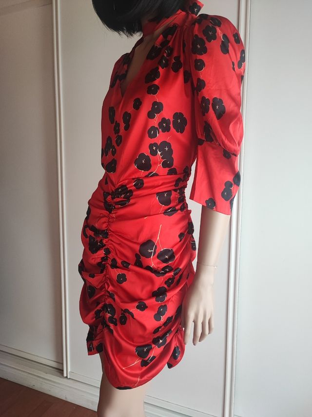 VESTIDO Minueto Rojo con Estampado Floral Negro