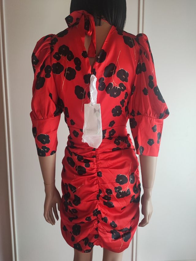 VESTIDO Minueto Rojo con Estampado Floral Negro