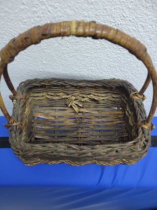Cesta mimbre antigua con asa