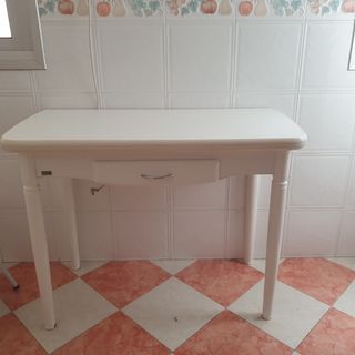 Mesa de cocina blanca de madera