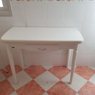 Mesa de cocina blanca de madera