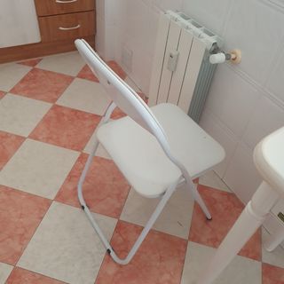 Mesa de cocina blanca de madera