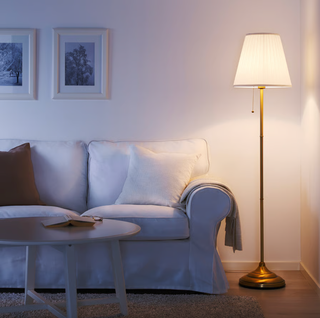 Lámpara de pie IKEA ÅRSTID latón
