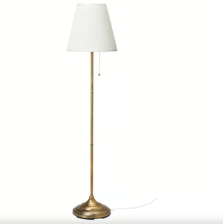 Lámpara de pie IKEA ÅRSTID latón