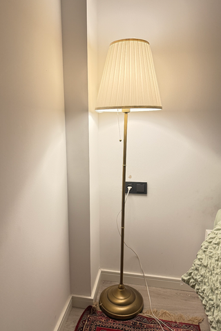 Lámpara de pie IKEA ÅRSTID latón