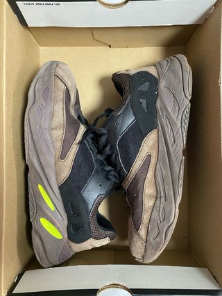 Adidas Yeezy Boost 700 Marrón Negro