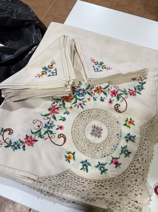 Mantel y 12 servilletas bordadas
