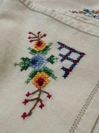 Mantel y 12 servilletas bordadas