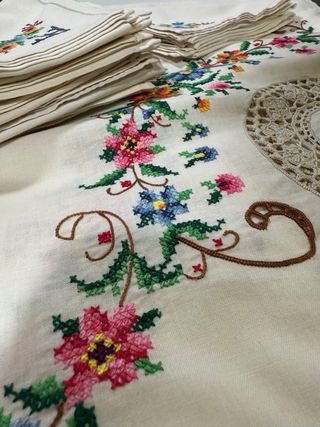 Mantel y 12 servilletas bordadas