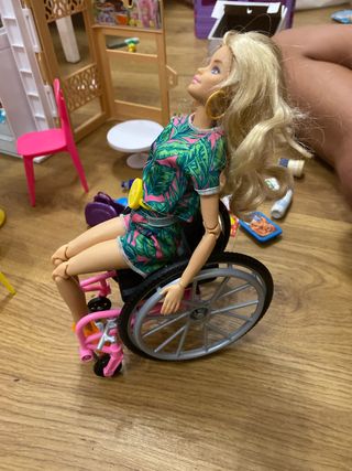 Barbie silla de ruedas con riñonera