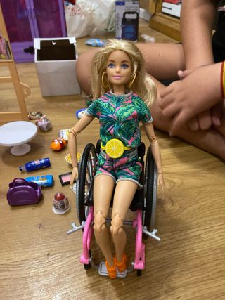 Barbie silla de ruedas con riñonera