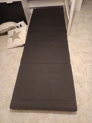 Puf/cama plegable gris oscuro