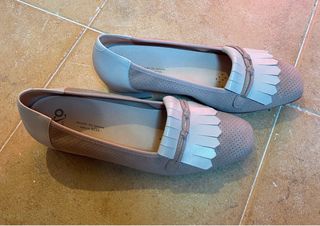 Zapatos planos ante mujer