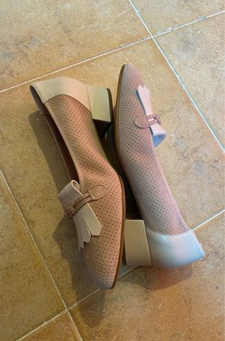 Zapatos planos ante mujer