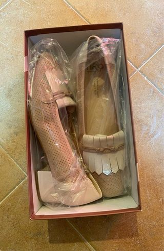 Zapatos planos ante mujer