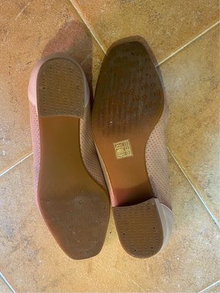 Zapatos planos ante mujer
