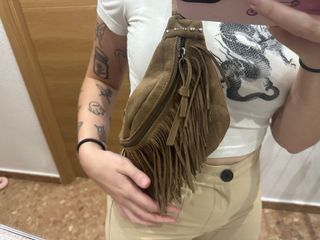 Bolso de terciopelo con flecos. 