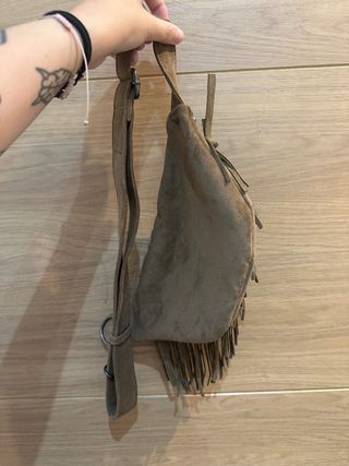 Bolso de terciopelo con flecos. 