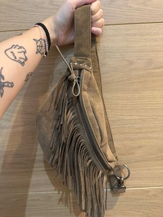 Bolso de terciopelo con flecos. 