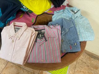 Set di camicie per bambini taglia 4-5 e quella blu 7-8
5€ ciascuno