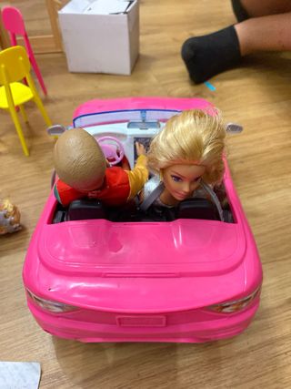 Coche Barbie con Barbie y Ken