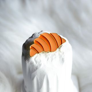 Pin Croissant. Ideal para mochilas y ropa.
