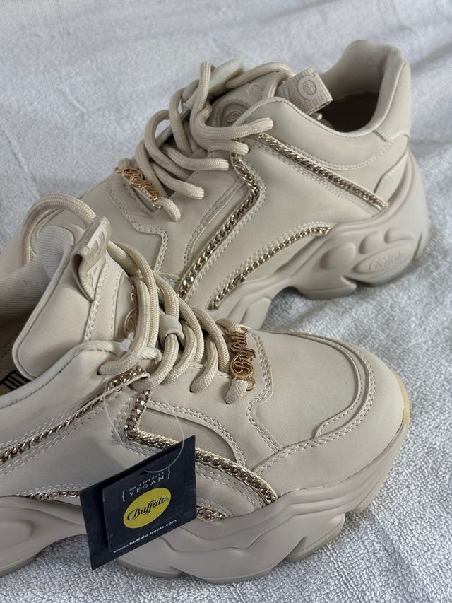 Zapatos Buffalo Beige con Detalles Dorados