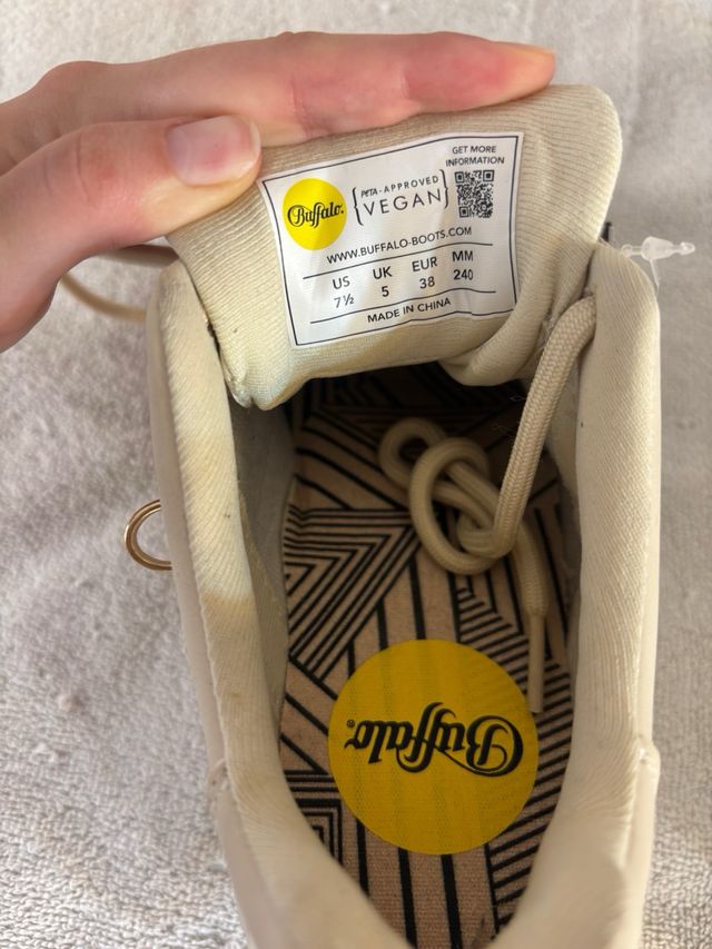 Zapatos Buffalo Beige con Detalles Dorados