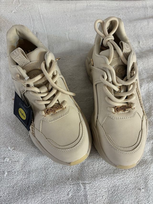 Zapatos Buffalo Beige con Detalles Dorados