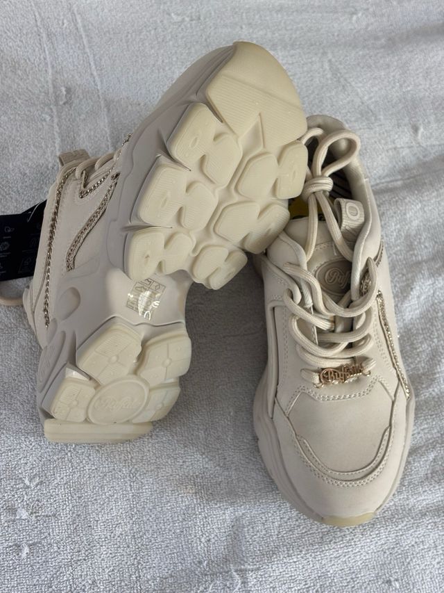 Zapatos Buffalo Beige con Detalles Dorados