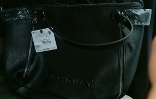Bolso Desigual Negro con monedero. Sin estrenar. 