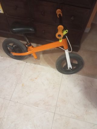 Bicicleta de equilibrio naranja